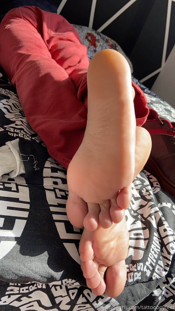 Photo by tattooboyfeet published on October 15,2023 13:12:25 - BestThots