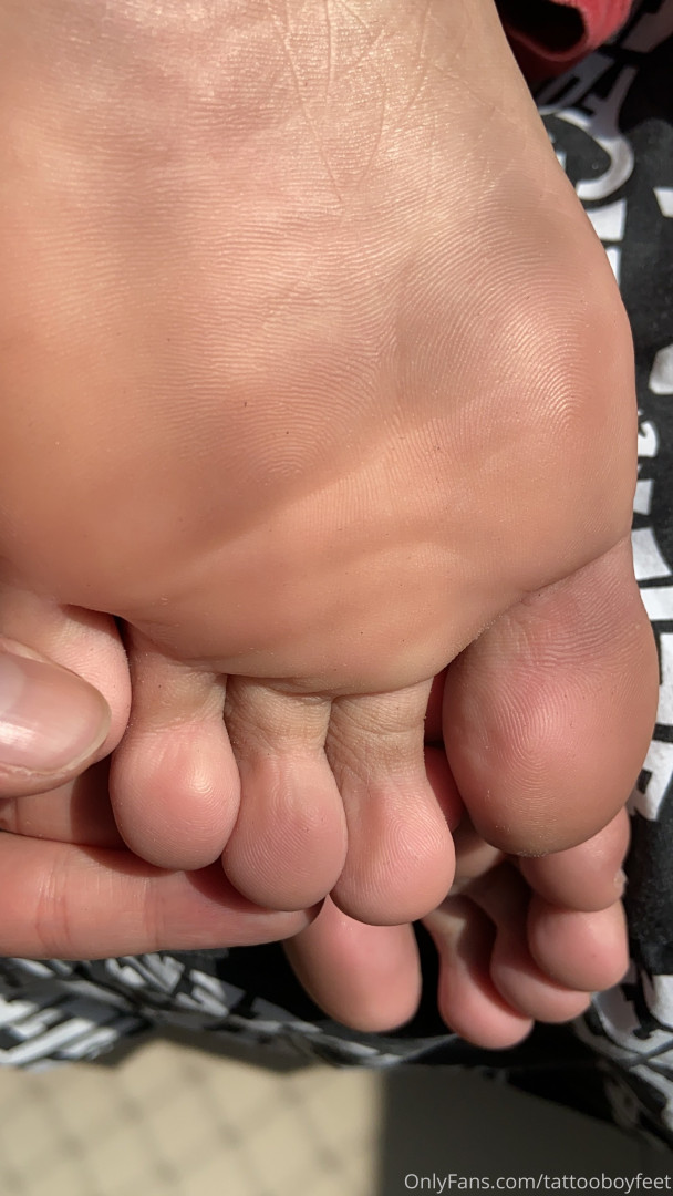 Photo by tattooboyfeet published on October 15,2023 13:14:10 - BestThots