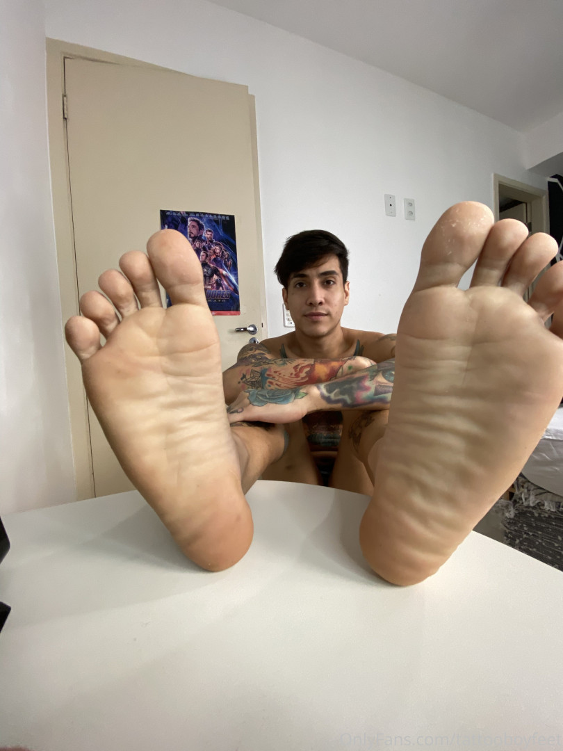 Photo by tattooboyfeet published on October 15,2023 13:50:58 - BestThots