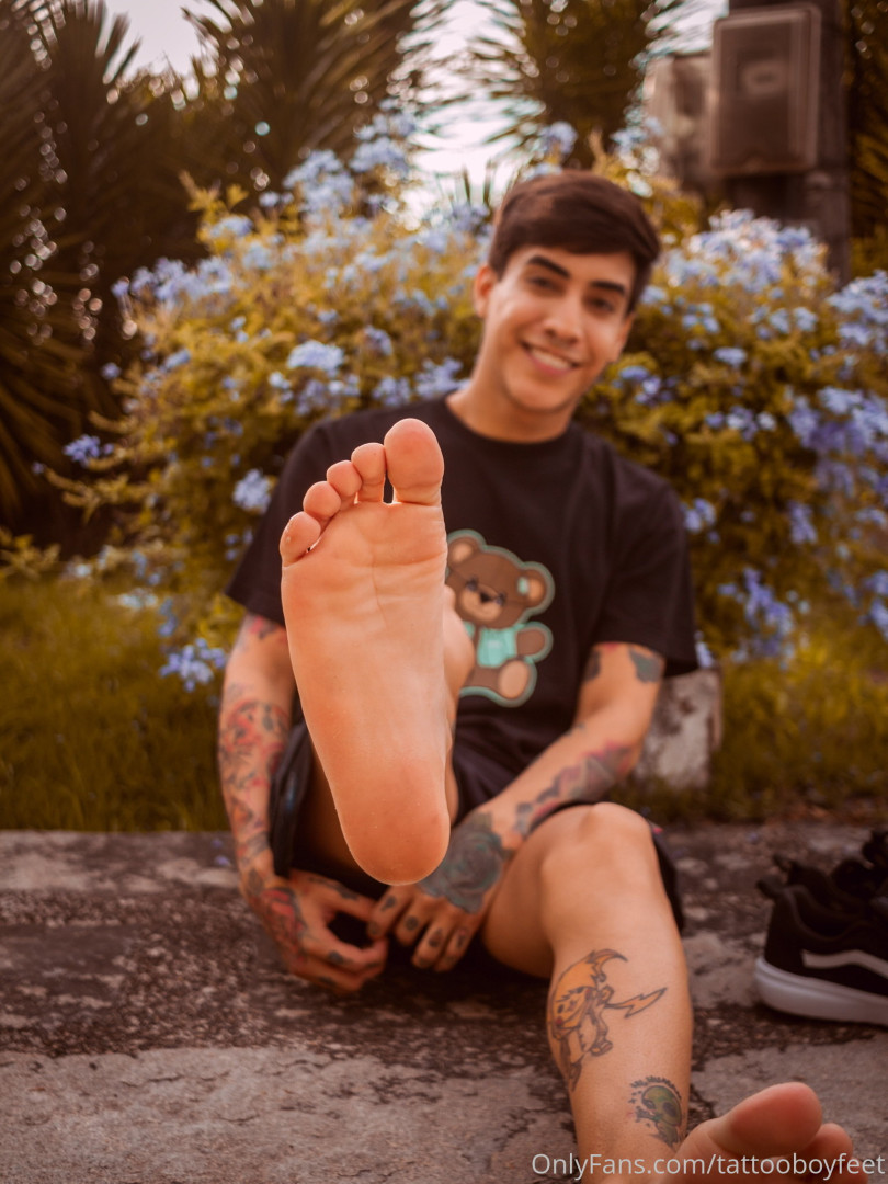 Photo by tattooboyfeet published on October 15,2023 14:02:59 - BestThots