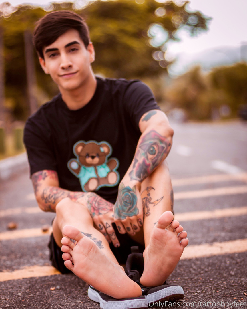 Photo by tattooboyfeet published on October 15,2023 14:23:45 - BestThots