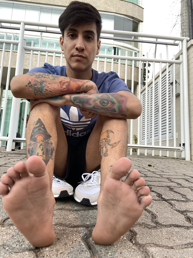 Photo by tattooboyfeet published on October 15,2023 14:34:22 - BestThots