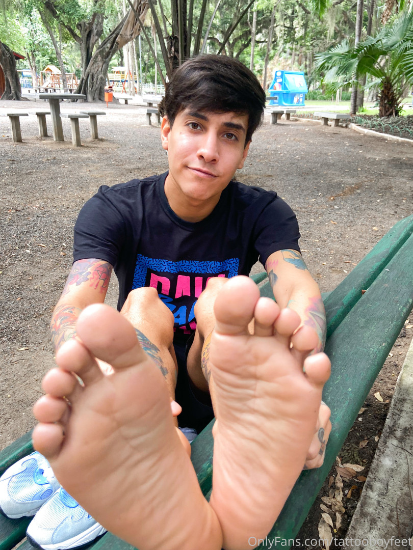 Photo by tattooboyfeet published on October 15,2023 15:21:29 - BestThots