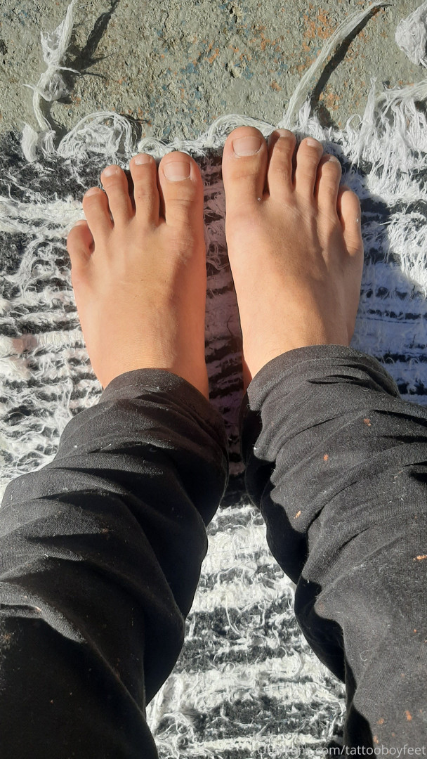 Photo by tattooboyfeet published on October 15,2023 16:00:19 - BestThots