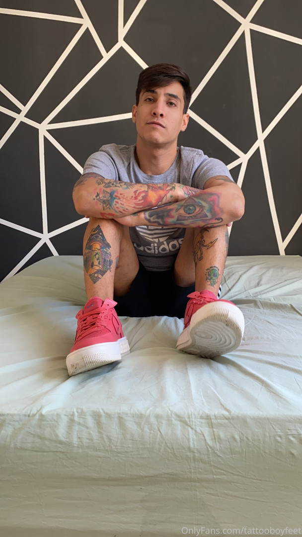 Photo by tattooboyfeet published on October 15,2023 16:04:48 - BestThots