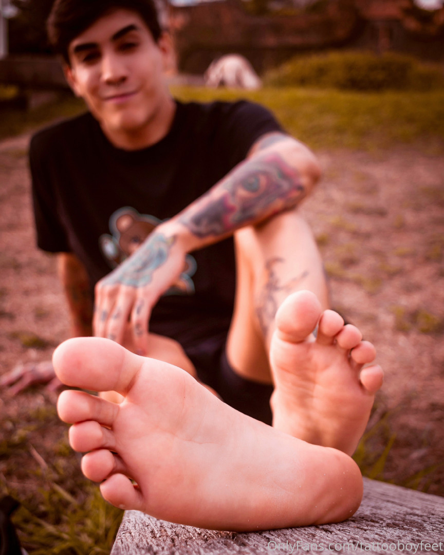 Photo by tattooboyfeet published on October 15,2023 16:11:05 - BestThots