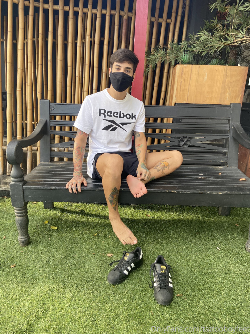 Photo by tattooboyfeet published on October 15,2023 16:14:23 - BestThots