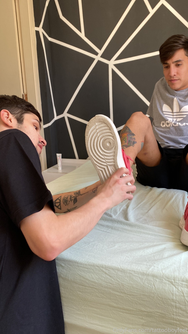 Photo by tattooboyfeet published on October 15,2023 16:18:48 - BestThots