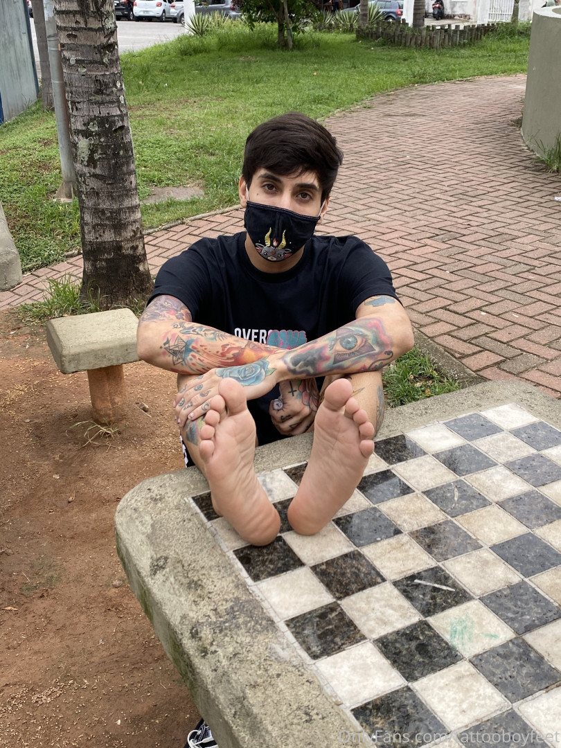 Photo by tattooboyfeet published on October 15,2023 16:47:03 - BestThots