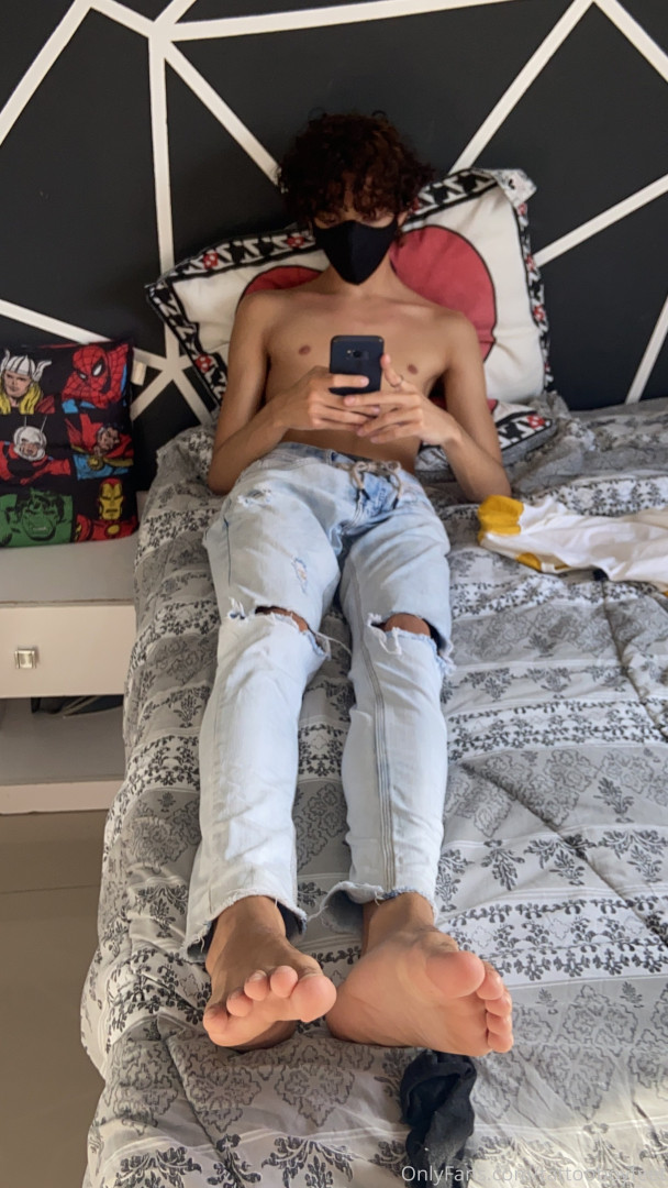 Photo by tattooboyfeet published on October 15,2023 16:54:39 - BestThots