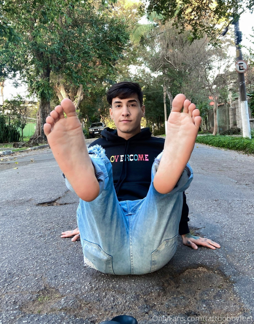 Photo by tattooboyfeet published on October 15,2023 17:43:18 - BestThots