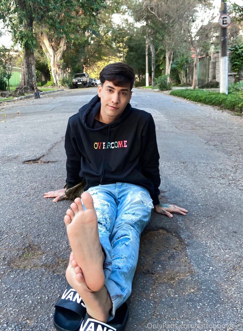 Photo by tattooboyfeet published on October 15,2023 17:53:40 - BestThots