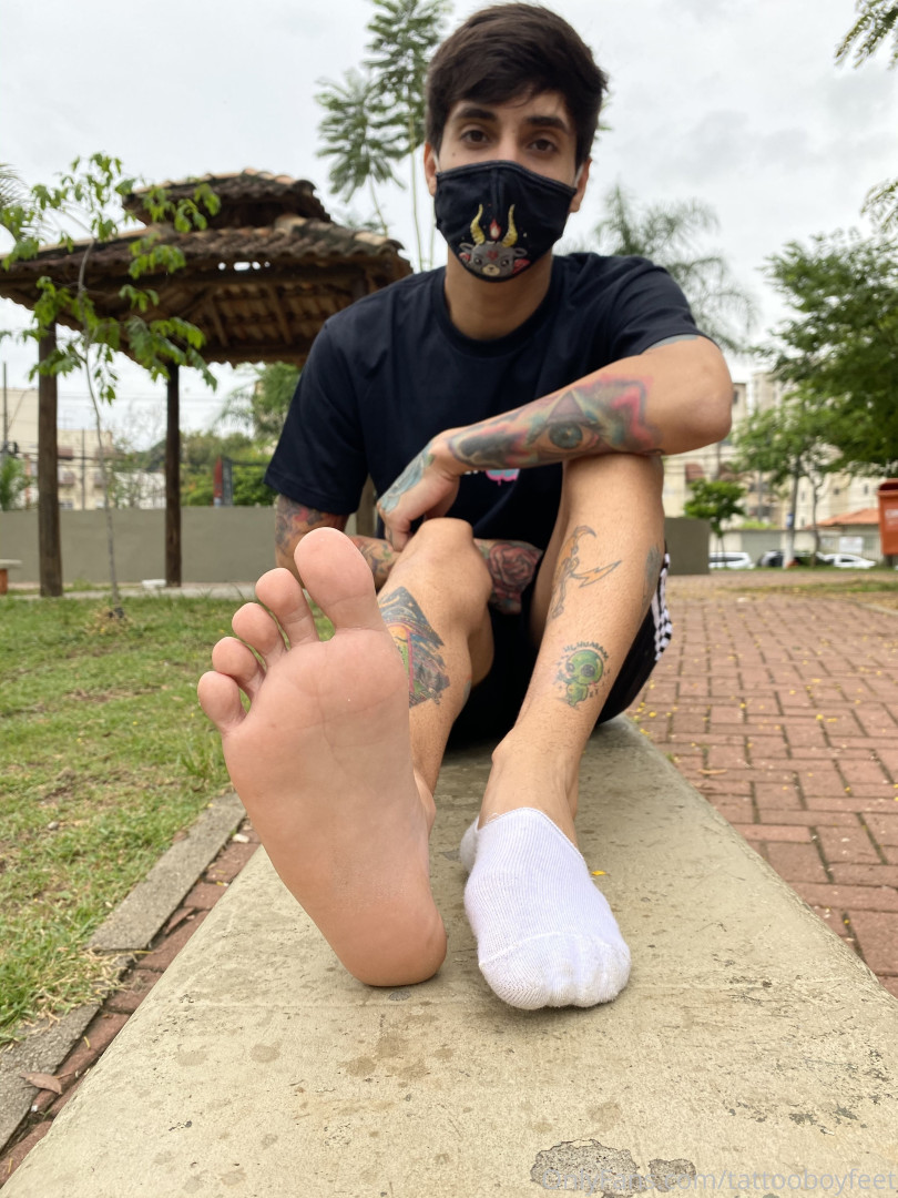 Photo by tattooboyfeet published on October 15,2023 18:00:36 - BestThots