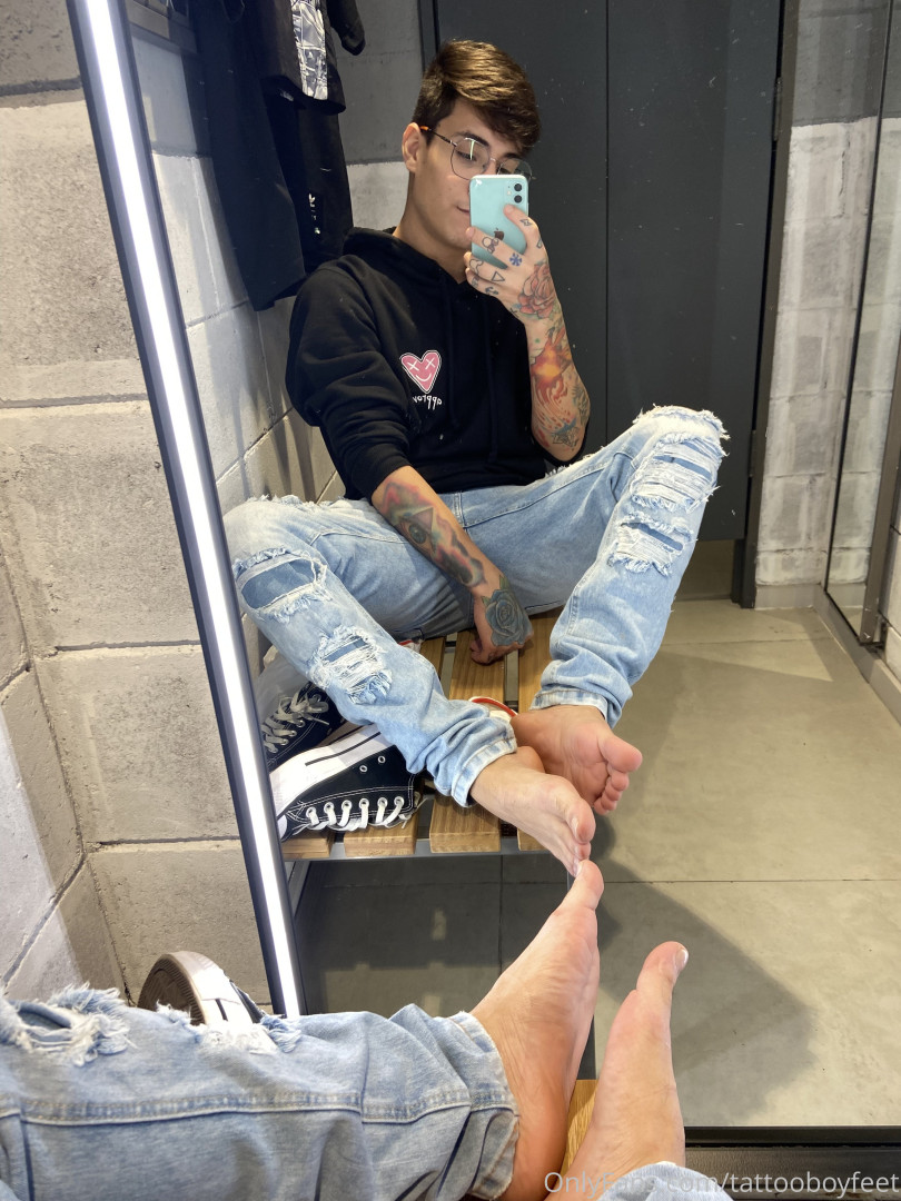 Photo by tattooboyfeet published on October 15,2023 18:05:20 - BestThots