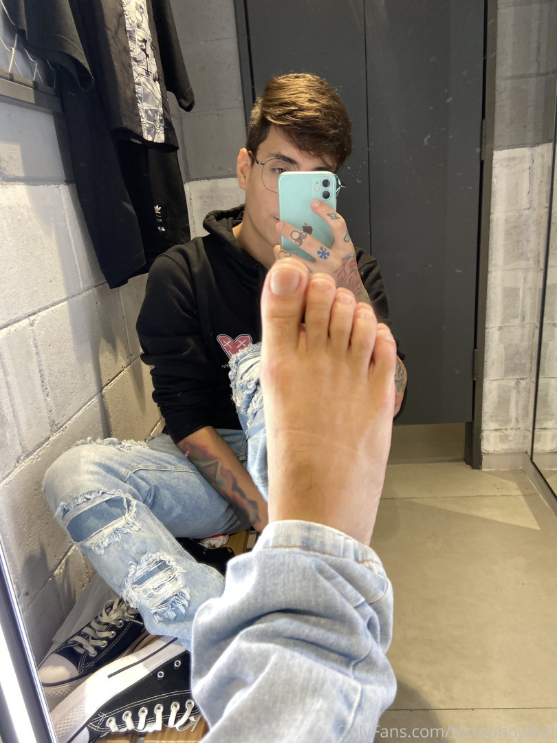 Photo by tattooboyfeet published on October 15,2023 18:37:46 - BestThots