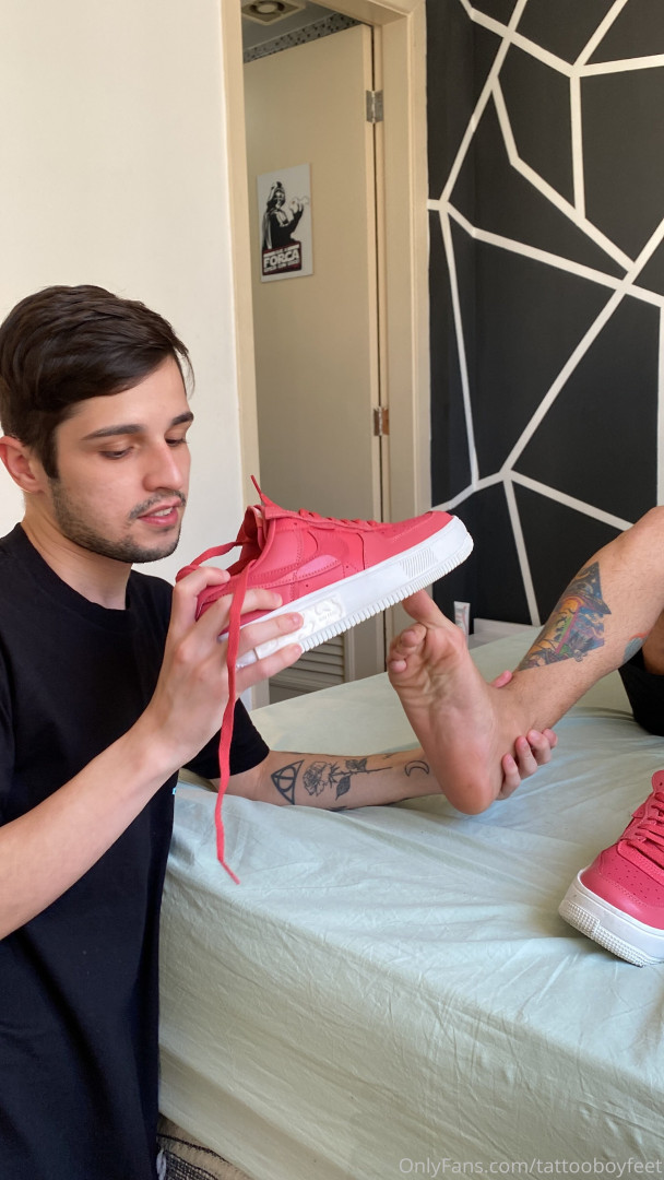 Photo by tattooboyfeet published on October 15,2023 18:42:24 - BestThots