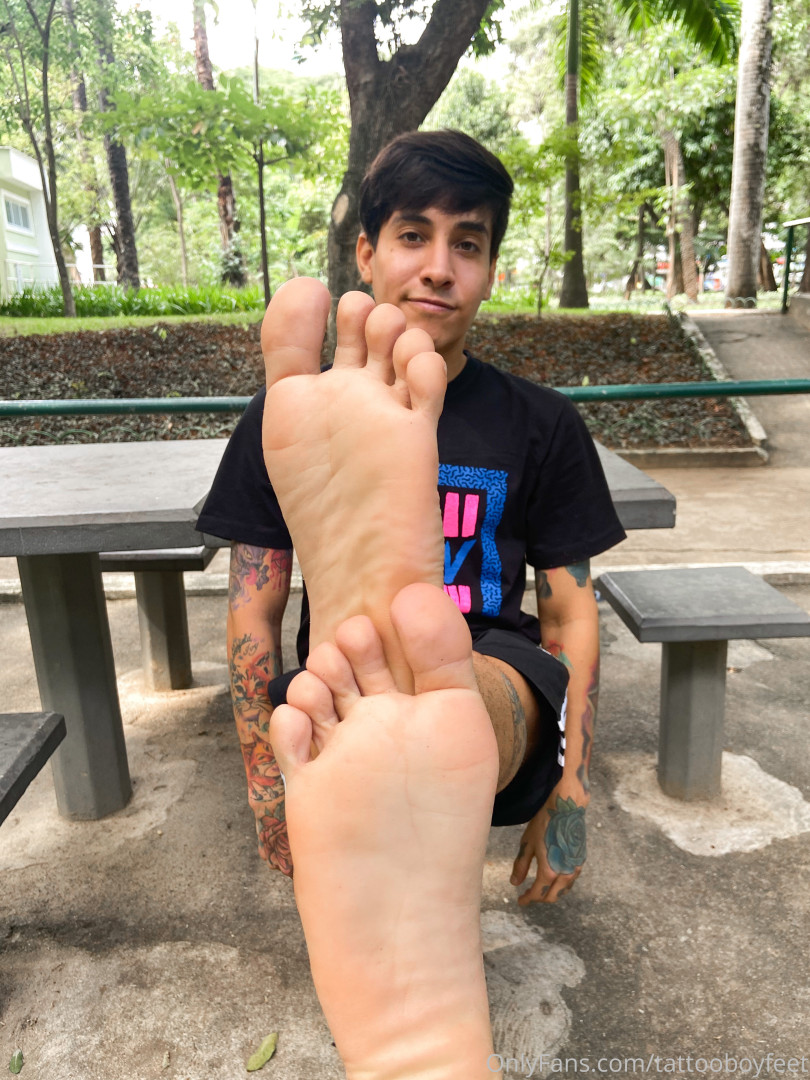 Photo by tattooboyfeet published on October 15,2023 18:47:18 - BestThots