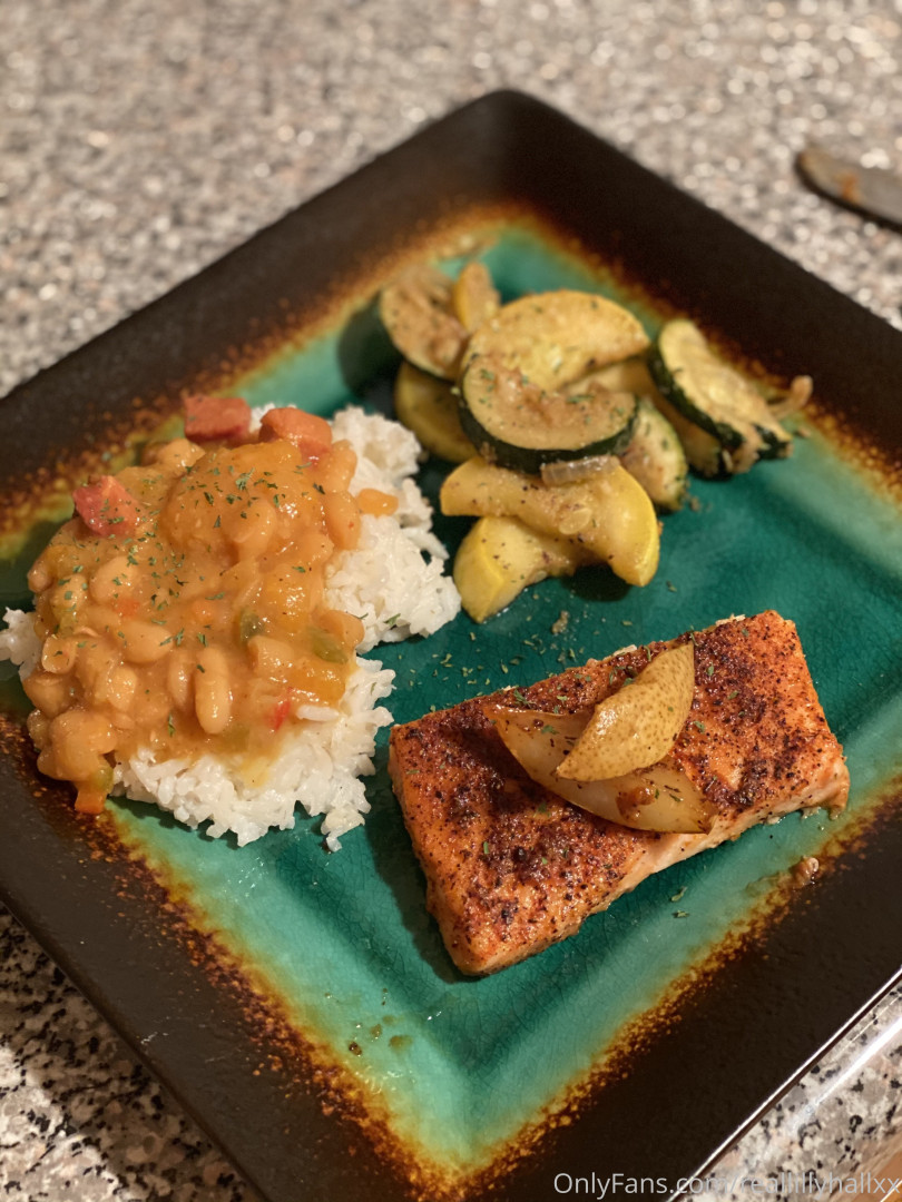 Photo by reallillyhallxx published on August 17,2023 06:00:11 - BestThots