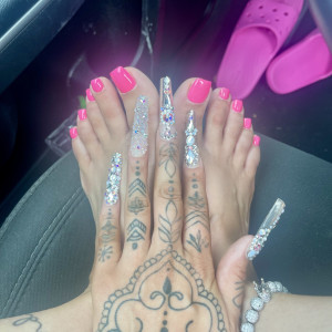 pinksnowww #1625508