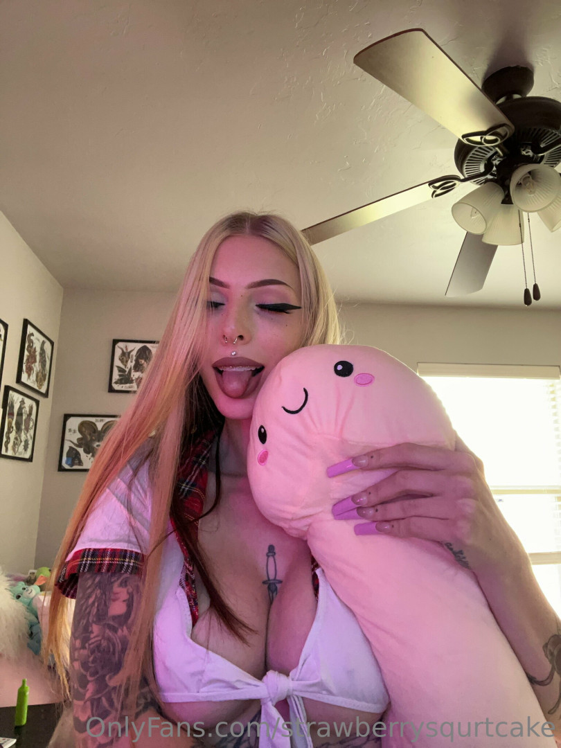 Photo by strawberrysqurtcake published on May 17,2023 14:25:50 - BestThots