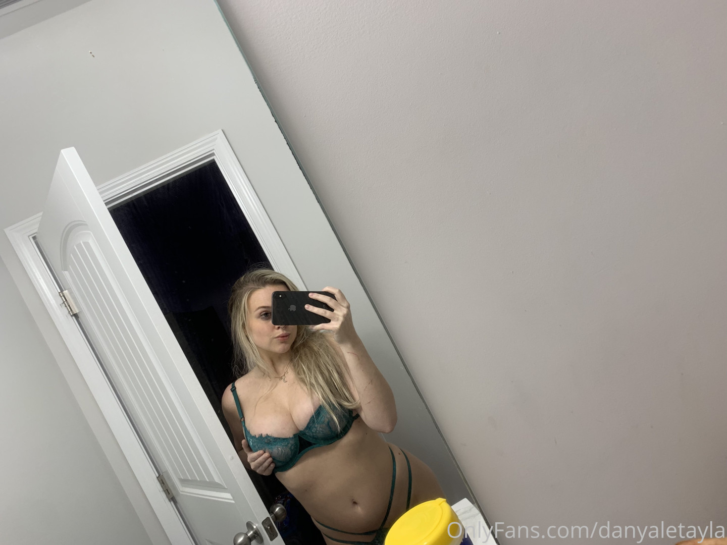 Photo by daniinsfw published on May 28,2023 11:24:34 - BestThots