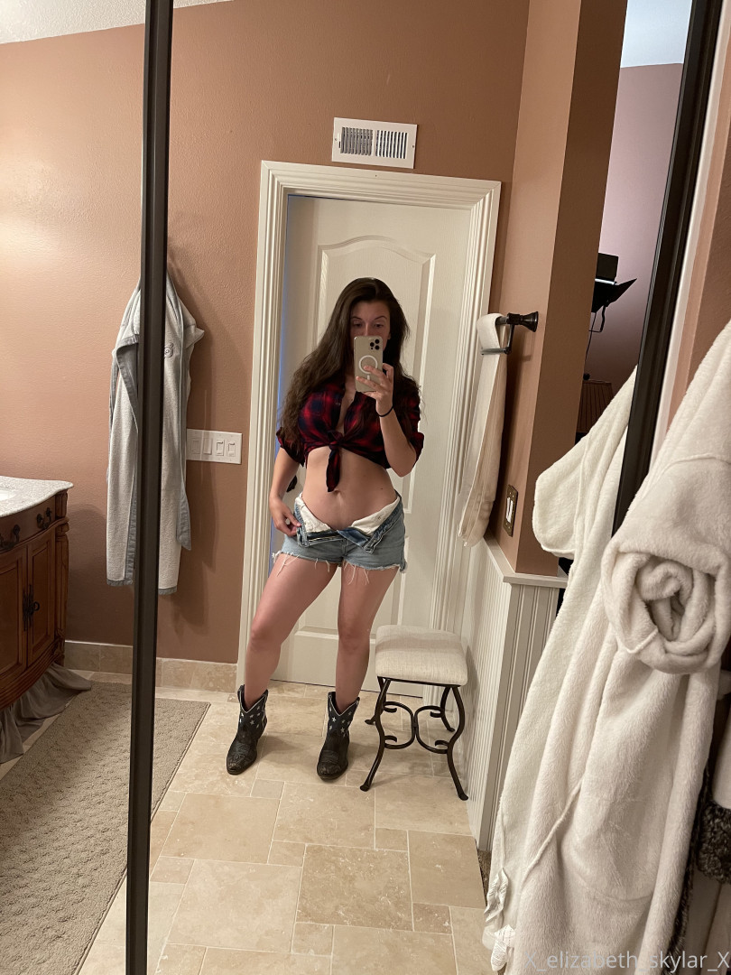 Photo by xelizabethskylarx published on May 16,2023 13:21:50 - BestThots