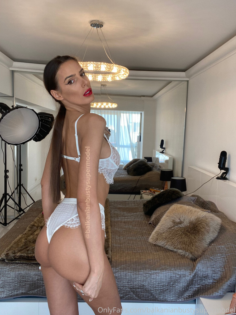 Photo by balkanianbustysupermodel published on October 16,2023 23:12:37 - BestThots