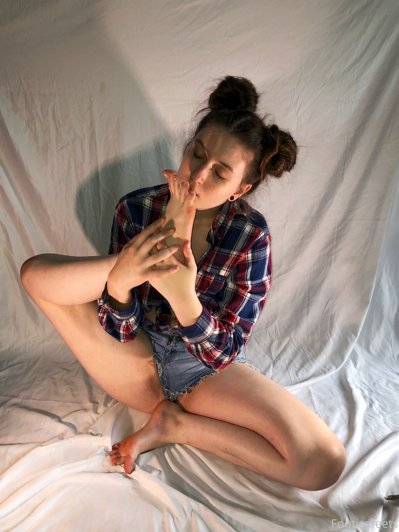 Photo by footiesfeets published on January 15,2024 03:34:50 - BestThots
