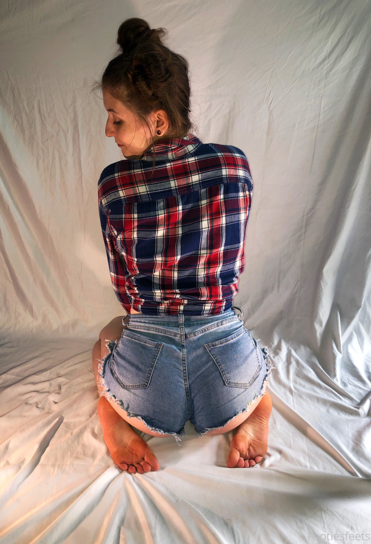 Photo by footiesfeets published on January 15,2024 03:38:07 - BestThots