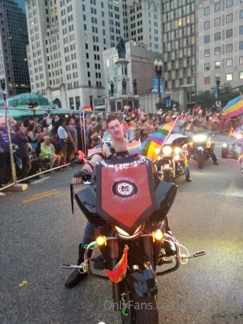 Photo by size16feet published on May 17,2023 23:38:00 - BestThots