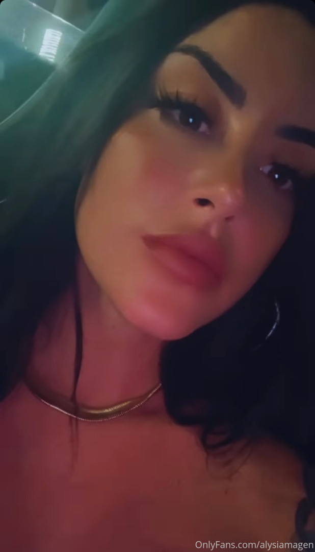 Photo by alysiamagen published on November 19,2023 21:49:32 - BestThots