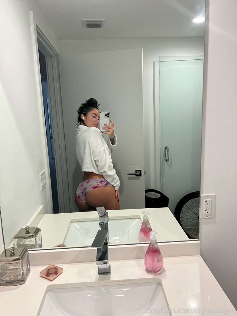 Photo by alysiamagen published on November 19,2023 21:50:32 - BestThots