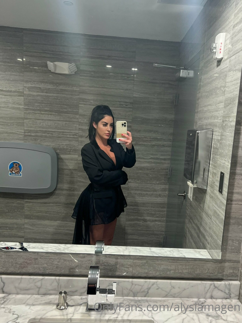 Photo by alysiamagen published on November 19,2023 21:50:47 - BestThots