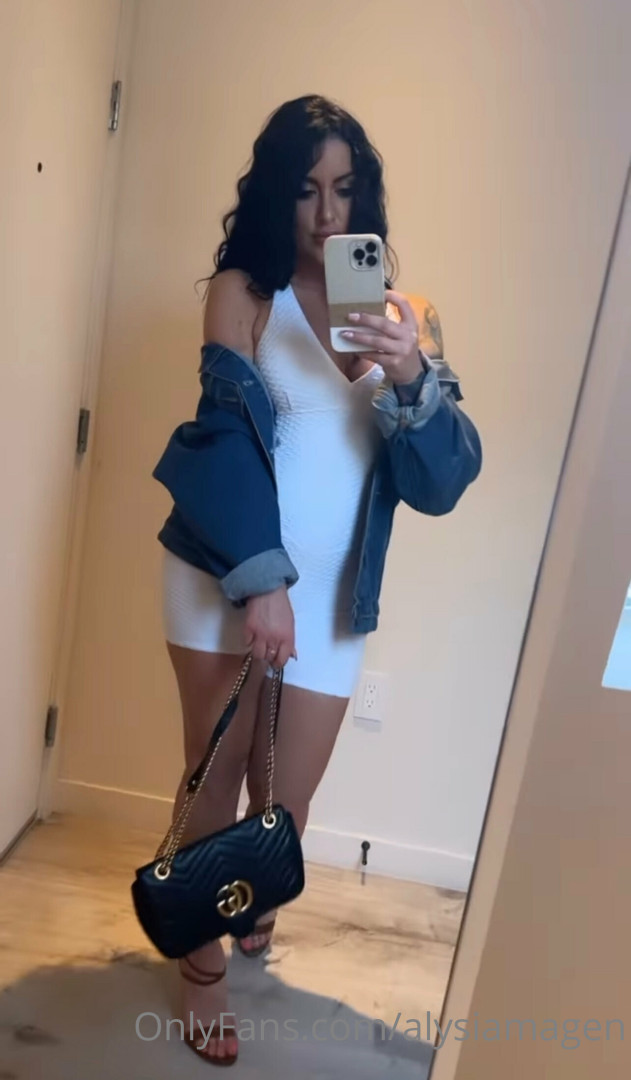 Photo by alysiamagen published on November 19,2023 21:50:58 - BestThots