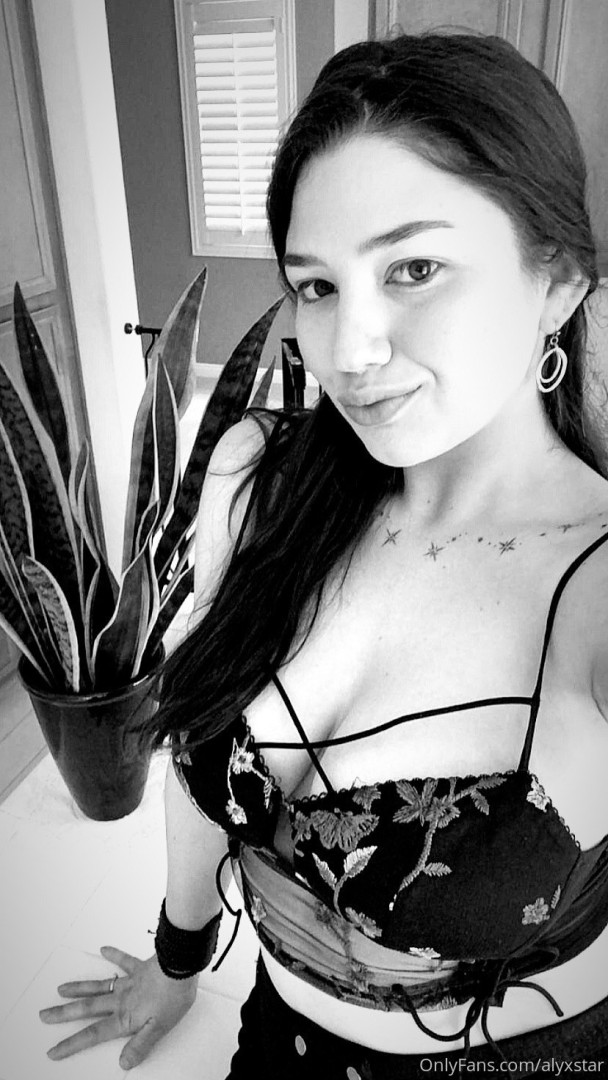 Photo by alyxstar published on August 8,2023 23:27:00 - BestThots