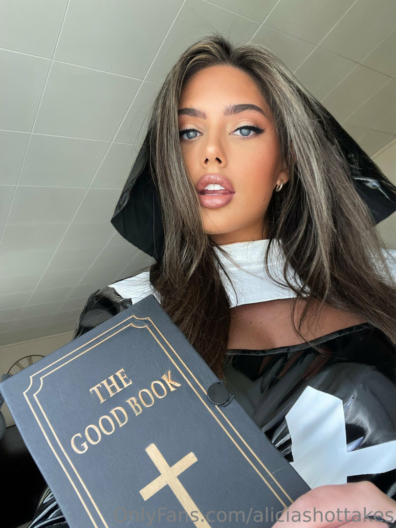 Photo by aliciashottakes published on November 19,2023 20:15:24 - BestThots