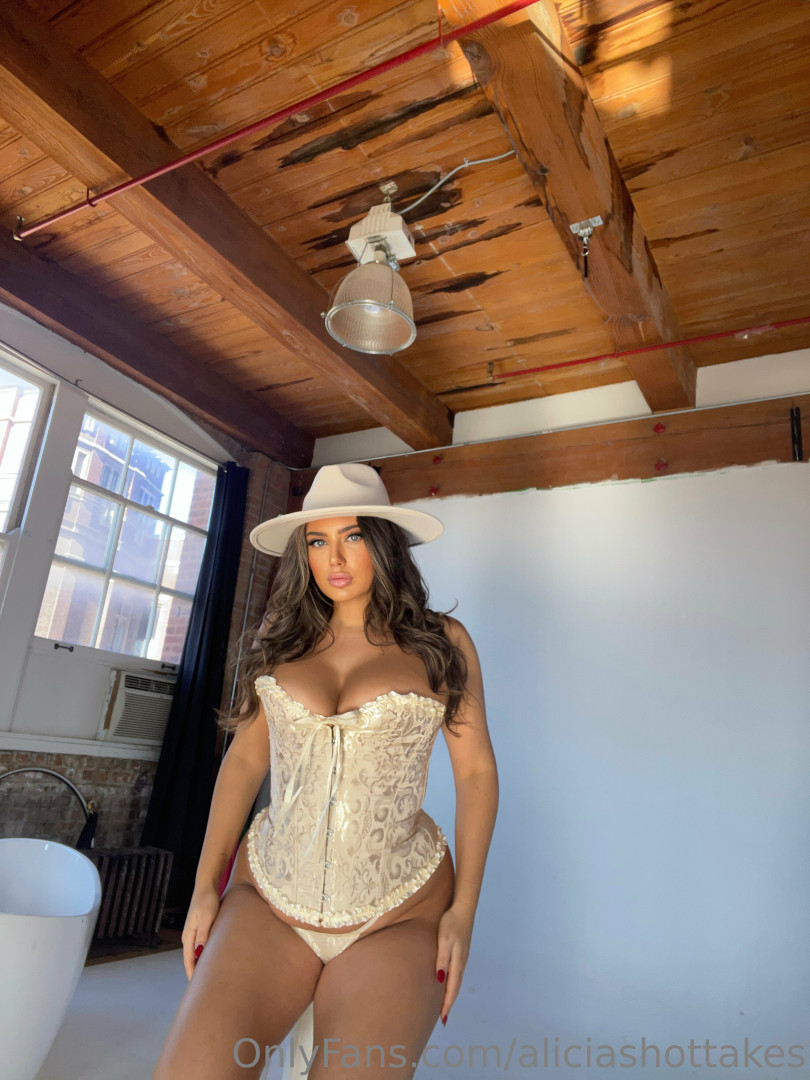 Photo by aliciashottakes published on November 19,2023 20:15:27 - BestThots