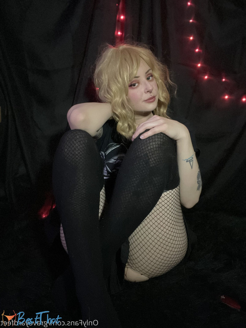 Photo by graveyardfeet published on December 22,2024 10:08:30 - BestThots