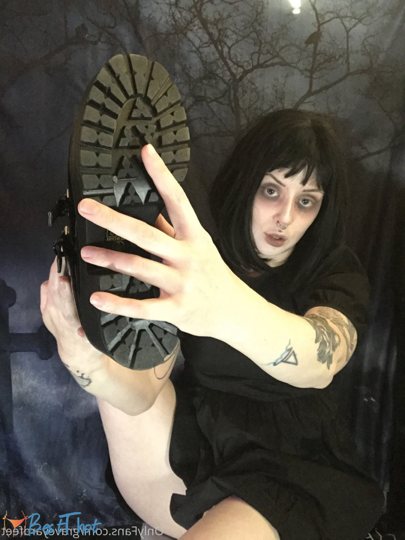 Photo by graveyardfeet published on December 22,2024 11:08:58 - BestThots