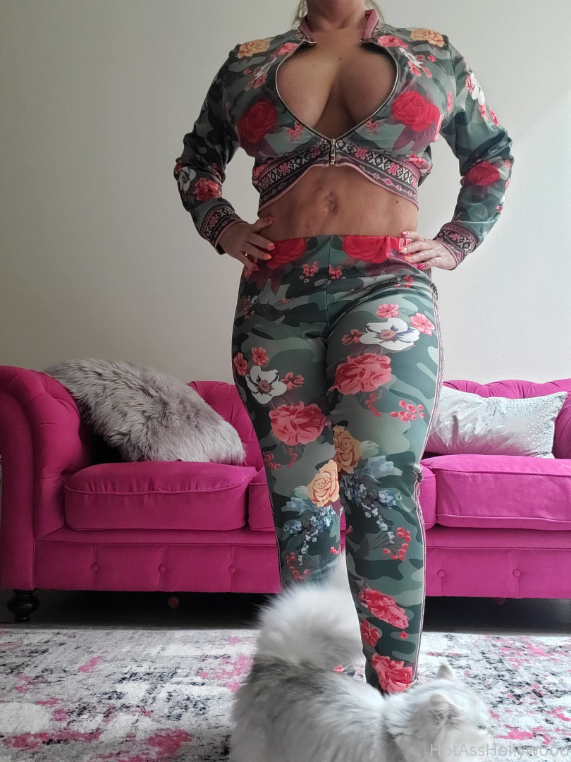 Photo by hotasshollywood published on August 30,2023 06:05:08 - BestThots