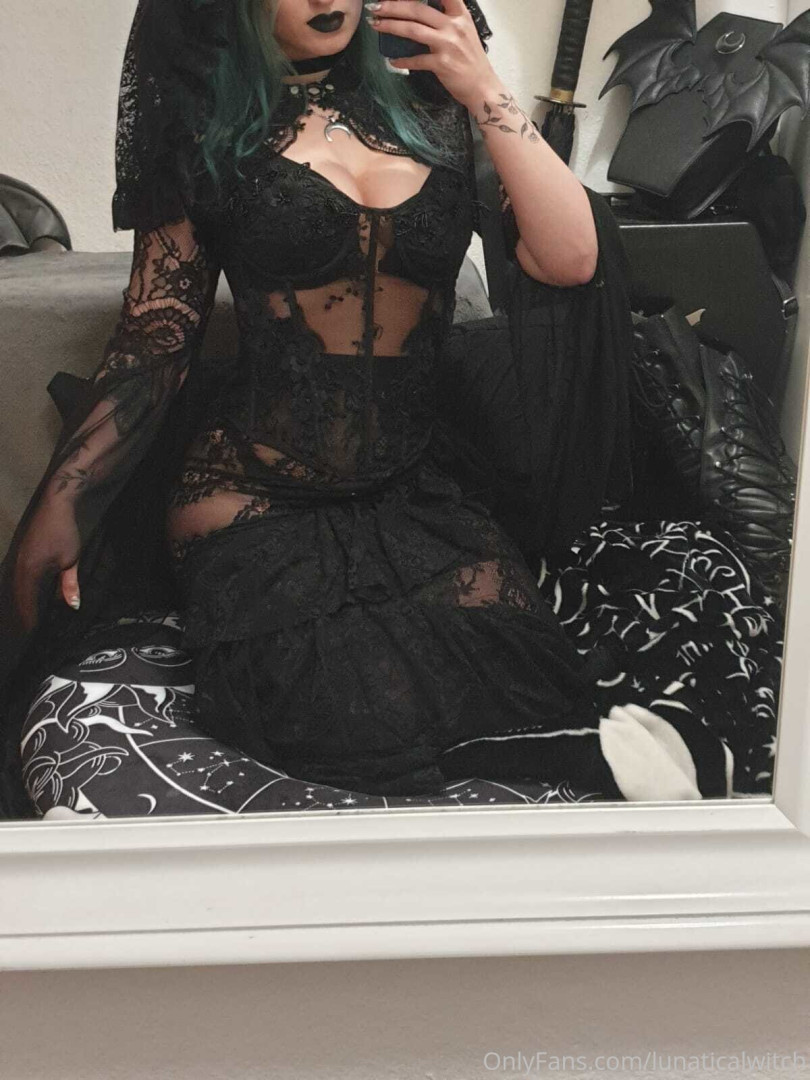 Photo by lunaticalwitch published on October 14,2023 11:39:09 - BestThots