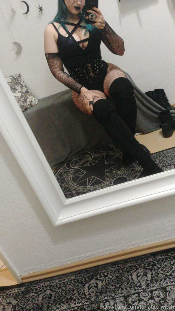 Photo by lunaticalwitch published on October 14,2023 13:18:15 - BestThots