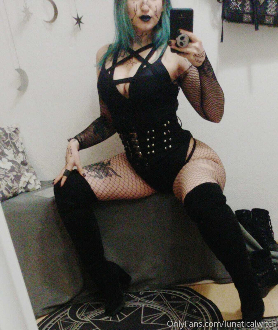 Photo by lunaticalwitch published on October 14,2023 16:50:26 - BestThots