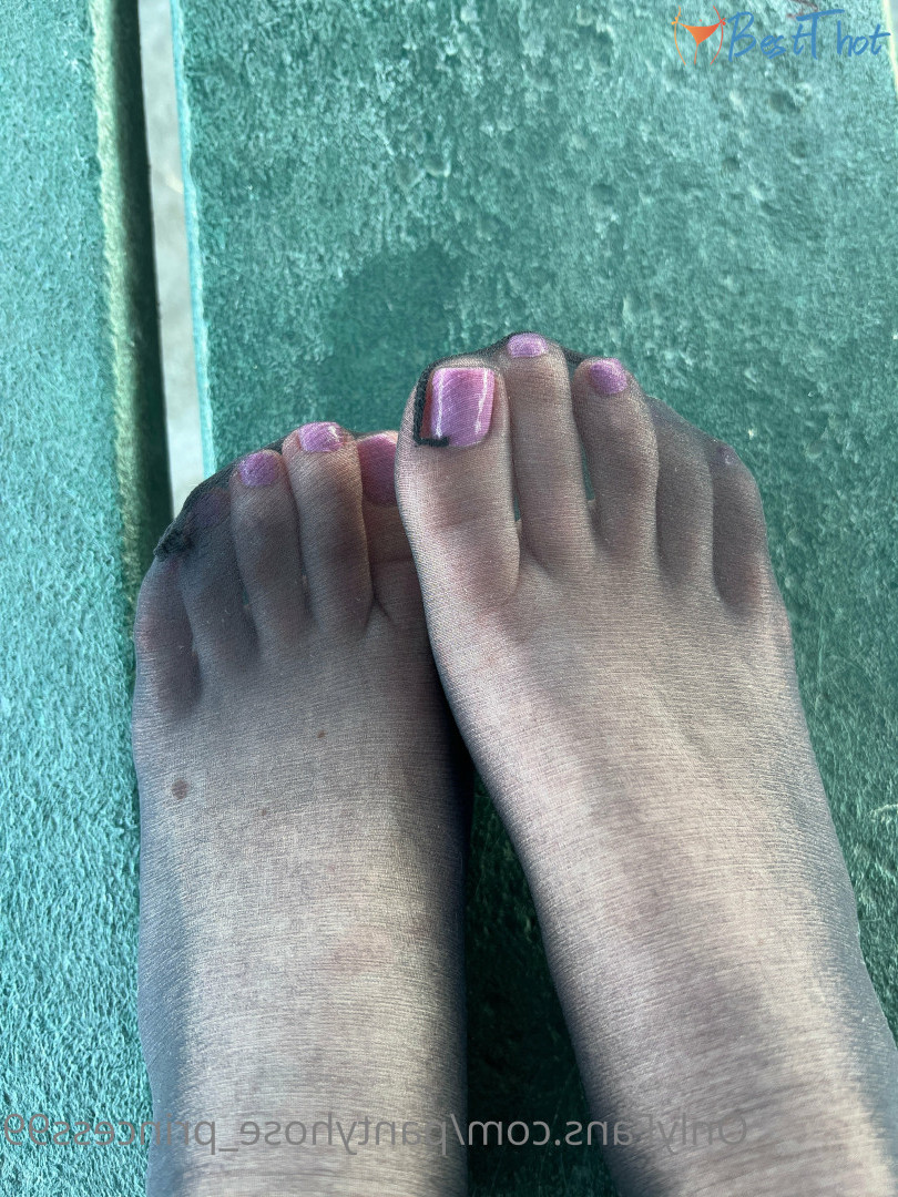 Photo by pantyhose_princess99 published on December 18,2024 10:05:55 - BestThots