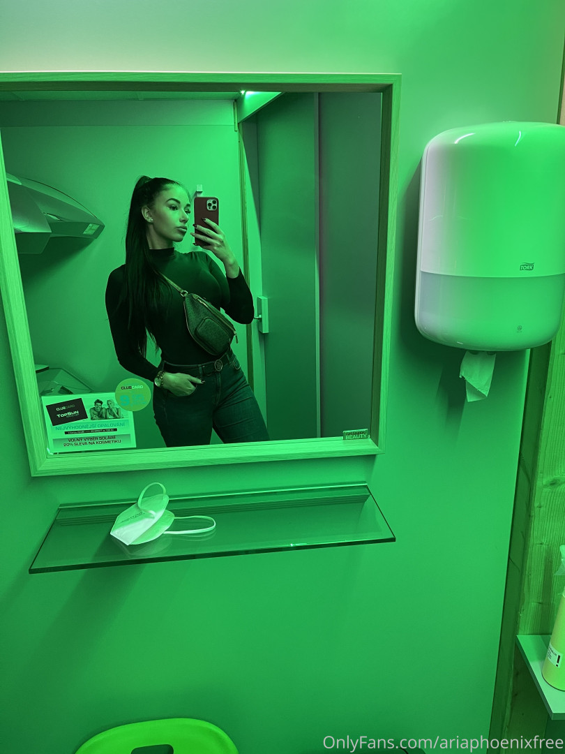 Photo by ariaphoenixfree published on October 16,2023 23:40:38 - BestThots
