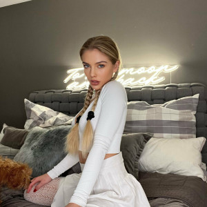 alexa_breit #2883301