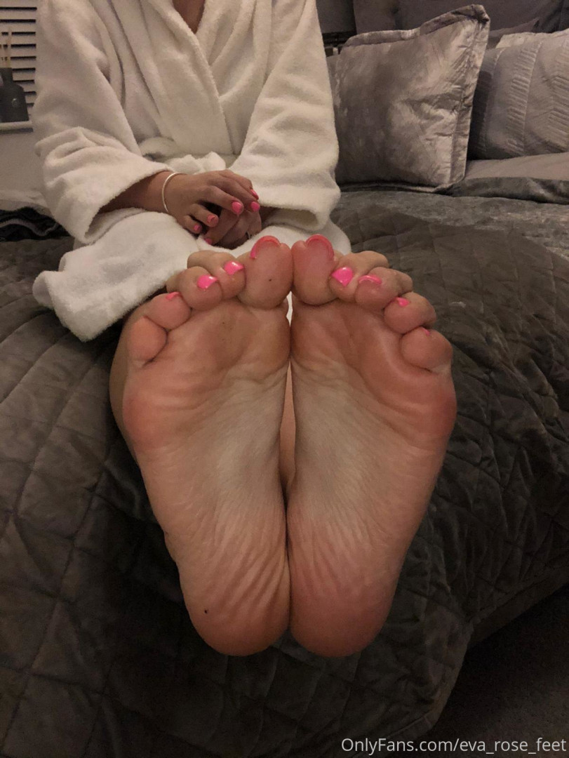 Photo by eva_rose_feet published on January 14,2024 20:38:39 - BestThots