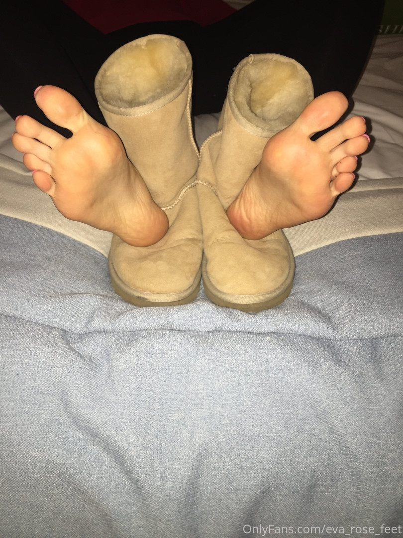 Photo by eva_rose_feet published on January 14,2024 20:39:02 - BestThots