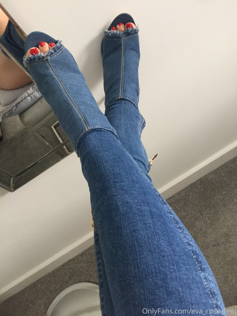 Photo by eva_rose_feet published on January 14,2024 20:39:20 - BestThots