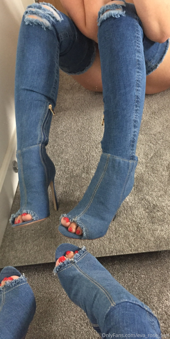 Photo by eva_rose_feet published on January 14,2024 20:39:21 - BestThots